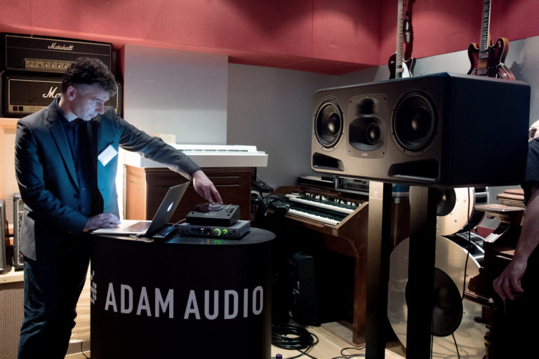 Mit einem weiteren Roadshow-Event kehrt die S-Serie zurück nach London, genauer gesagt in die legendären Dean St. Studios ...