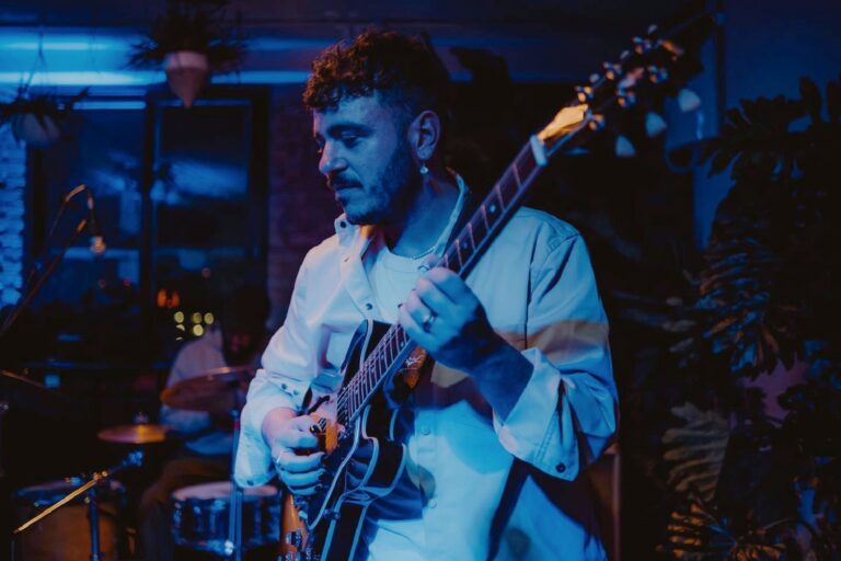 Gitarrist, und Produzent Dani Diodato hat in letzter Zeit mit der Jazz-Fusion-Gruppe PYJAEN für Furore gesorgt ...